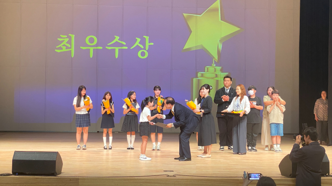 하윤수 부산교육감이 공모전에서 최우수상을 수상한 학생에게 상장을 전달하고 있다. /사진=부산교육청