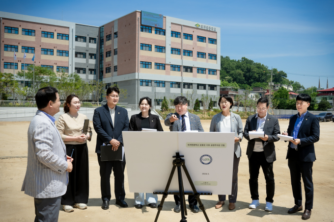 남양주시의회 자치행정위 소속 의원들이 2023년도 공유재산관리계획 변경안의 심사에 대비해 퇴계원중학교를 방문한 가운데 김지훈(국) 위원장(중앙)이 관계자(좌측)에게 질문을 하고 있다. /사진제공=남양주시의회