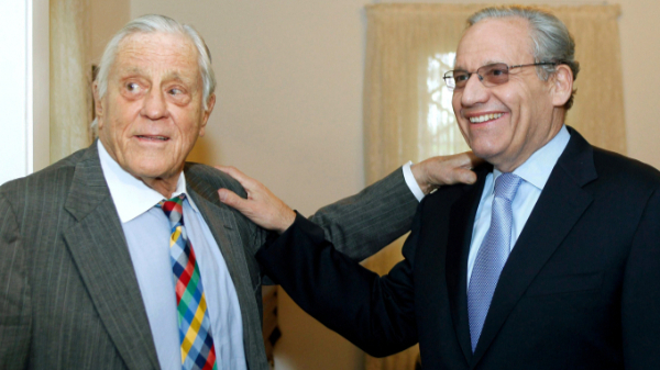 당시 워싱턴포스트 편집자 벤 브래들리와 기자 밥 우드워드의 활약으로 '워터게이트 사건'의 진상이 세상에 알려졌다. 사진은 지난 2011년 벤 브래들리(왼쪽)와 밥 우드워드의 모습. /사진=로이터