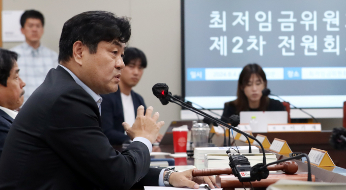 이인재 최저임금위원회 위원장이 지난 6월4일 오후 세종시 정부세종청사에서 제2차 전원회의 후 출입기자단과 간담회를 열고 취재진 질문에 답하고 있다. / 사진=뉴스1 김기남 기자 