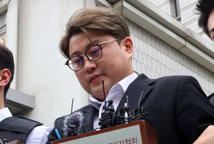 가수 김호중의 구속 기간이 연장됐다. 사진은 지난달 김씨가 서울 서초구 서울중앙지방법원에서 열린 영장실질심사(구속 전 피의자심문)을 마친 뒤 법원을 나서는 모습. /사진=뉴시스