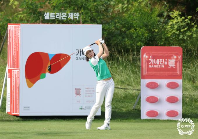 박민지가 7일 강원도 양양 설해원에서 열린 '2024 셀트리온 퀸즈 마스터즈' 1라운드 12번 홀에서 티샷을 하고 있다. (KLPGT 제공) 2024.6.7/뉴스1