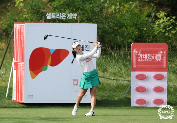 이예원이 7일 강원도 양양 설해원에서 열린 '2024 셀트리온 퀸즈 마스터즈' 1라운드 12번 홀에서 티샷을 하고 있다. (KLPGT 제공) 2024.6.7/뉴스1