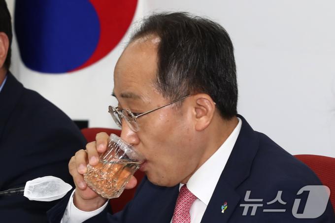 [사진] 목 축이는 추경호 원내대표