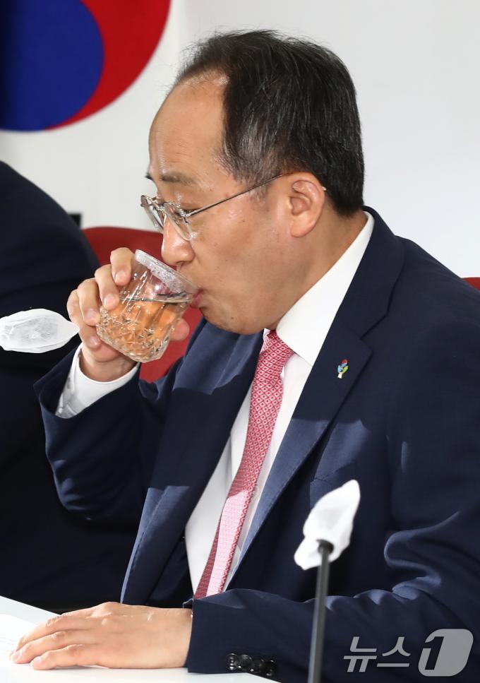 [사진] 추경호 '목 타네'