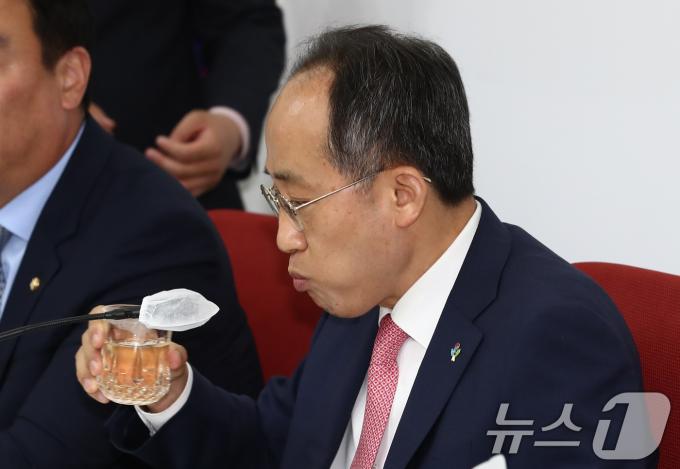[사진] 추경호 '목 타네'