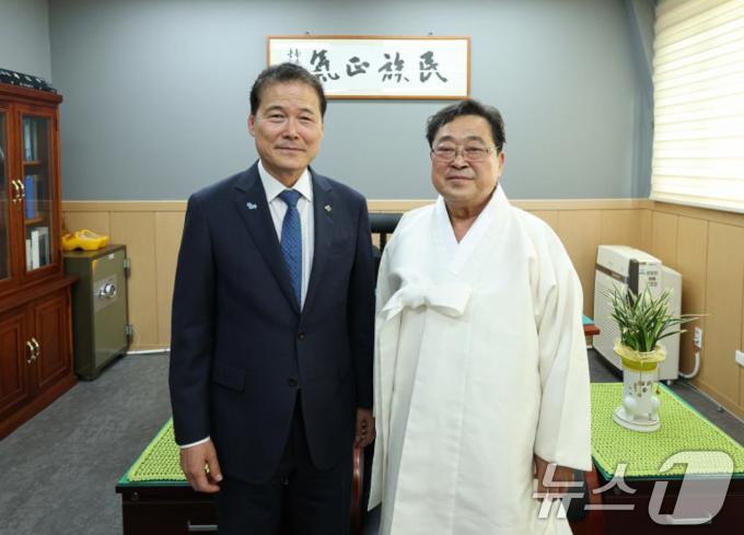 [사진] 김영호 통일부 장관, 김령하 한국민족종교협의회장 예방