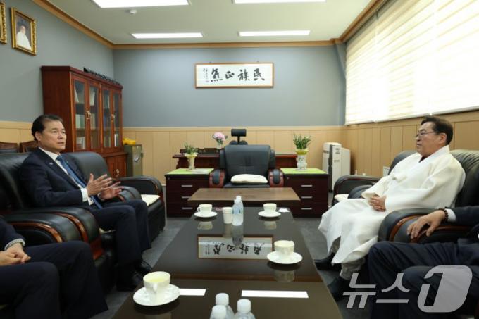 [사진] 김령하 한국민족종교협의회 회장 만나 통일문제 논의하는 김영호 장관