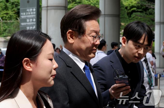이재명 더불어민주당 대표가 7일 오전 서울 서초구 서울중앙지법에서 열린 대장동 배임 및 성남FC 뇌물 관련 특정범죄가중처벌등에관한법률위반(뇌물) 등 공판에 출석하고 있다. 2024.6.7/뉴스1 ⓒ News1 장수영 기자