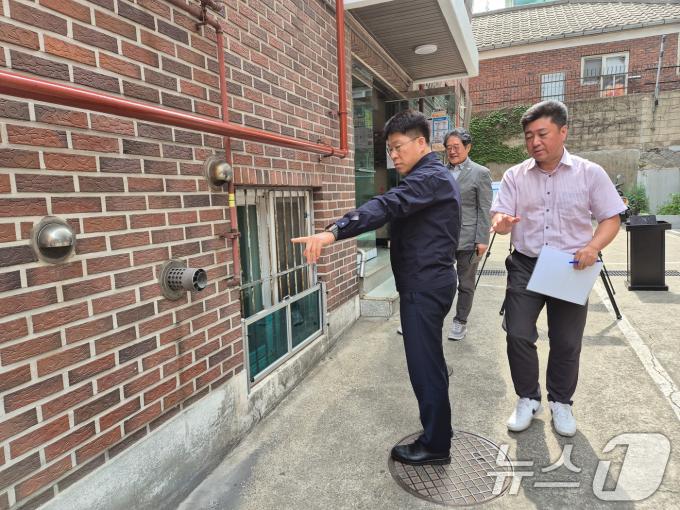 [사진] 반지하 침수방지시설 설치 현황 점검하는 진현환 국토부 1차관
