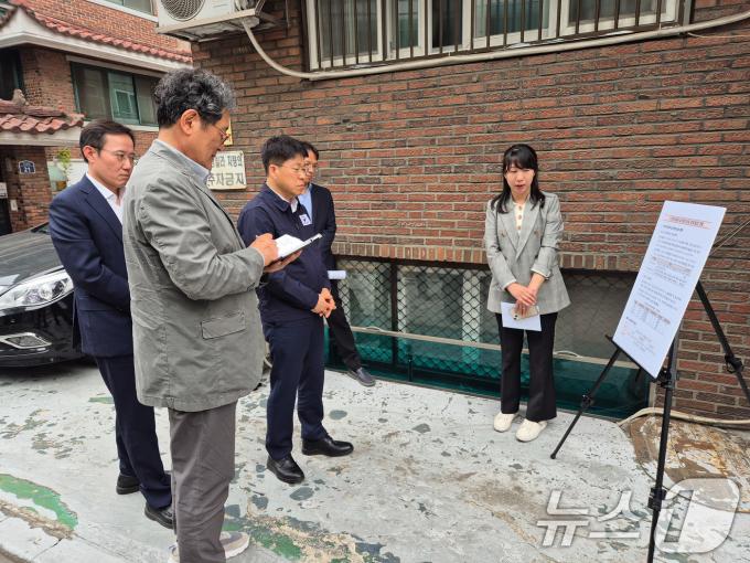 [사진] 반지하 침수방지시설 및 안전관리 상황 점검하는 진현환 차관