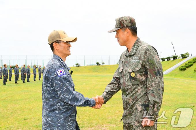 [사진] 환태평양훈련전대장 격려하는 해군 최성혁 작전사령관