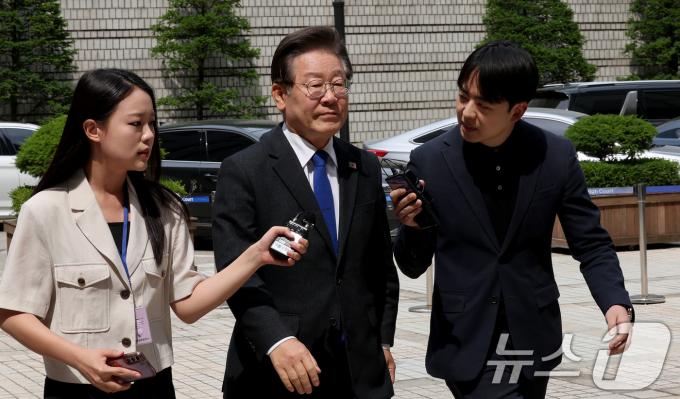 이재명 더불어민주당 대표가 7일 오전 서울 서초구 서울중앙지법에서 열린 대장동 배임 및 성남FC 뇌물 관련 특정범죄가중처벌등에관한법률위반(뇌물) 등 공판에 출석하고 있다. 2024.6.7/뉴스1 ⓒ News1 장수영 기자