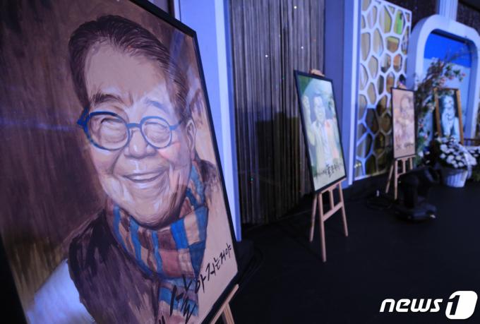 26일 오후 서울 종로구 낙원상가 내 모두의극장에 마련된 고(故) 송해 선생 49재 추모 행사장에 고인의 영정이 놓여 있다. 2022.7.26/뉴스1 ⓒ News1 구윤성 기자