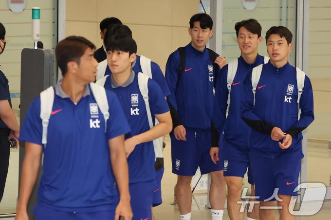 손흥민을 비롯한 대한민국 축구 국가대표팀 선수들이 7일 오전 인천국제공항 제2터미널을 통해 귀국하고 있다. 대표팀은 지난 6일(한국시간) 싱가포르 내셔널 스타디움에서 열린 싱가포르와의 2026 북중미 월드컵 아시아 2차 예선 C조 5차전에서 7-0 승리를 거뒀다. 2024.6.7/뉴스1 ⓒ News1 김도우 기자