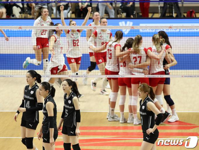 2일 경기도 수원시 서수원칠보체육관에서 열린 '2023 국제배구연맹(FIVB) 발리볼내셔널리그(VNL)' 3주차 대한민국과 폴란드의 경기에서 0대3으로 완패한 대한민국 선수들이 아쉬워하고 있다. 이로써 한국은 지난해에 이어 2년 연속으로 VNL 12전 전패, 승점 0을 기록하며 27연패 수모를 당하며 대회를 마쳤다. 2023.7.2/뉴스1 ⓒ News1 이동해 기자