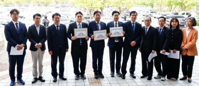 민주당 검찰독재정치탄압대책위원회가 윤석열 대통령의 업무추진비와 대선 후원금 등에 대한 해명과 조사를 요구했다. 사진은 박찬대(왼쪽 여섯번째) 더불어민주당 검찰독재정치탄압대책위원회 공동위원장을 비롯한 검찰독재정치탄압대책위원회 소속 의원 등이 지난 4월17일 경기 과천시 정부과천청사 민원실 앞에서 검찰 특활비 관련 윤석열 대통령과 한동훈 전 법무부장관을 공수처에 고발하기 앞서 기자회견을 여었던 모습. /사진=뉴시스 