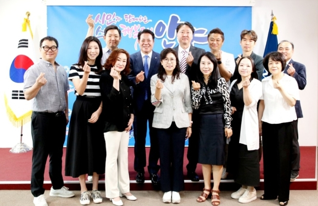 최대호(뒷줄 오른쪽 다섯번째) 안양시장이 저소득 가정 자녀 학습지원을 위한 ‘꿈 쑥쑥 학원비 지원사업’ 재협약식을 가졌다. /사진=안양시 