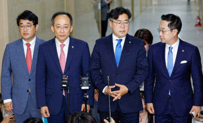 민주당이 상임위원 명단 제출을 거부한 국민의힘을 비판했다. 사진은 지난 5일 추경호(왼쪽 두번째) 국민의힘 원내대표와 박찬대(왼쪽 세번째) 민주당 원내대표가 서울 여의도 국회에서 원 구성 협상을 위한 회동 결과 합의 불발을 알리던 모습. /사진=뉴스1