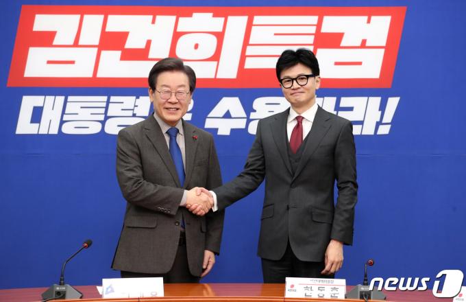 한동훈 국민의힘 비상대책위원장과 이재명 더불어민주당 대표가 29일 서울 여의도 국회 민주당 대표실에서 회동을 하고 있다. (공동취재) 2023.12.29/뉴스1 ⓒ News1 ,송원영 기자