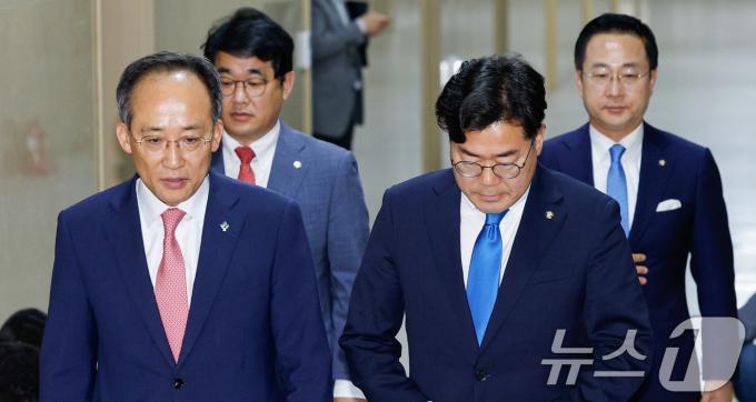 추경호 국민의힘 원내대표(왼쪽)와 박찬대 더불어민주당 원내대표가 5일 오전 서울 여의도 국회에서 원구성 협상을 위한 회동 결과 합의 불발을 알리고 있다. 2024.6.5/뉴스1 ⓒ News1 안은나 기자