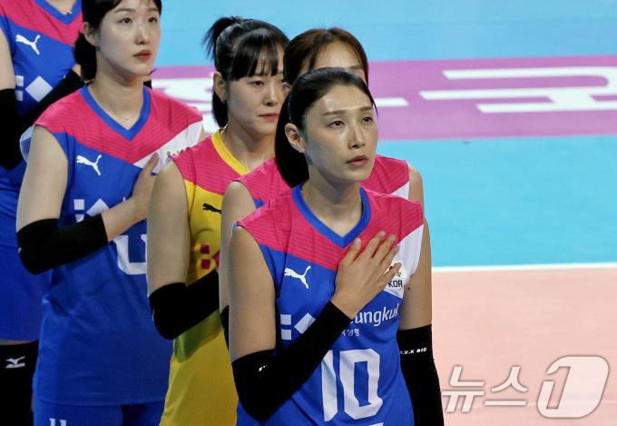 [사진] 김연국 '국가대표 마지막 국민의례'