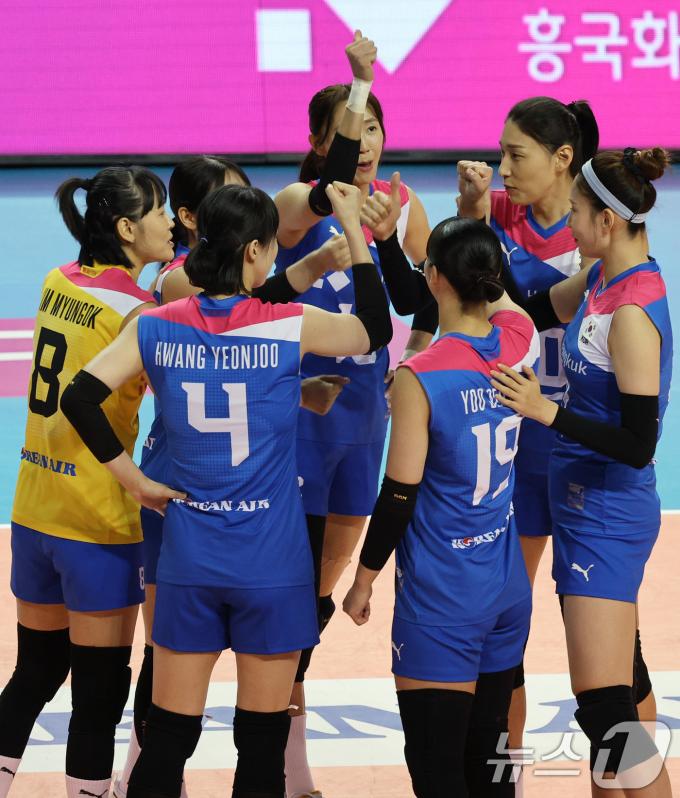 [사진] 파이팅 다짐하는 김연경과 국가대표팀