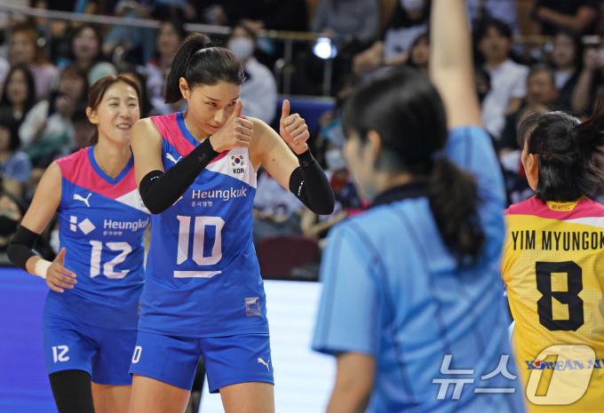 [사진] 김연경 '임명옥 쌍따봉'