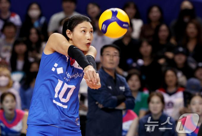 [사진] 공 받아내는 김연경