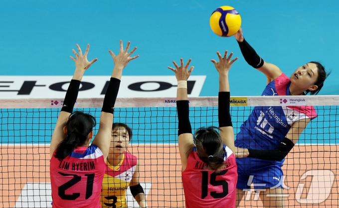 [사진] 김연경 '강 스파이크'