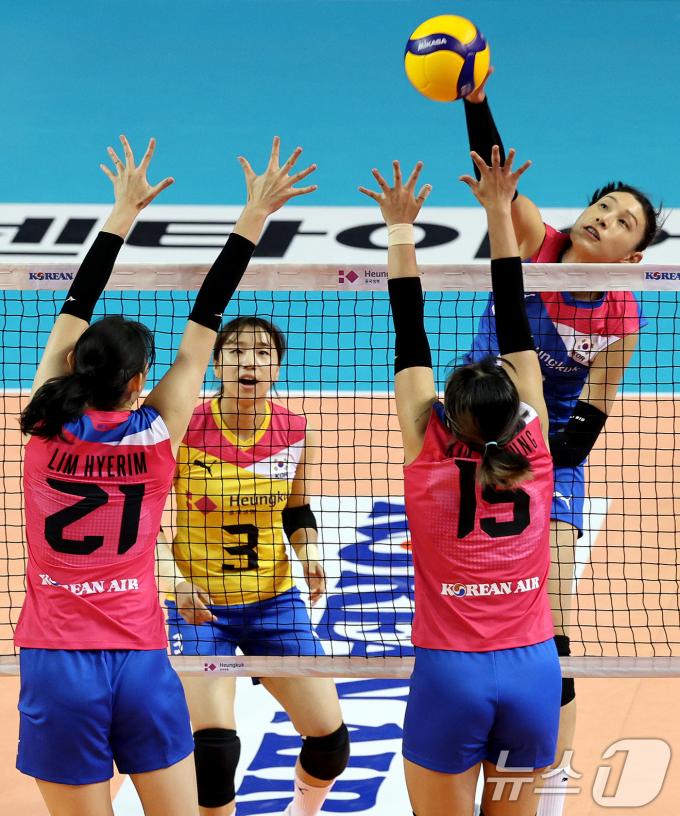 [사진] 공격하는 김연경