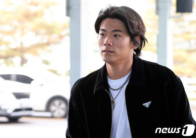 미국프로야구 메이저리그(MLB) 피츠버그 파이리츠의 배지환이 11일 오후 인천국제공항 제2여객터미널을 통해 미국으로 출국하고 있다. 2024.1.11/뉴스1 ⓒ News1 김진환 기자