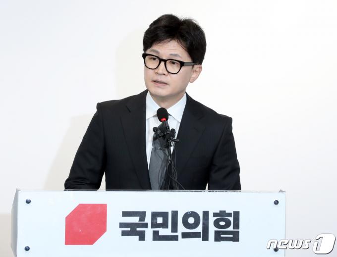 한동훈 국민의힘 비상대책위원장 겸 총괄선거대책위원장이 11일 오전 서울 여의도 중앙당사에서 제22대 국회의원 선거 결과 관련 입장 발표를 하고 있다. 이날 한 위원장은 