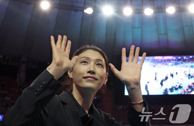 [사진] 국가대표 은퇴하는 김연경 '팬들 향해 인사'
