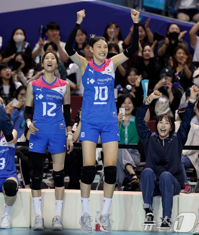 [사진] 펄쩍펄쩍 뛰는 김연경