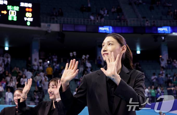 [사진] 팬들 향해 인사하는 김연경