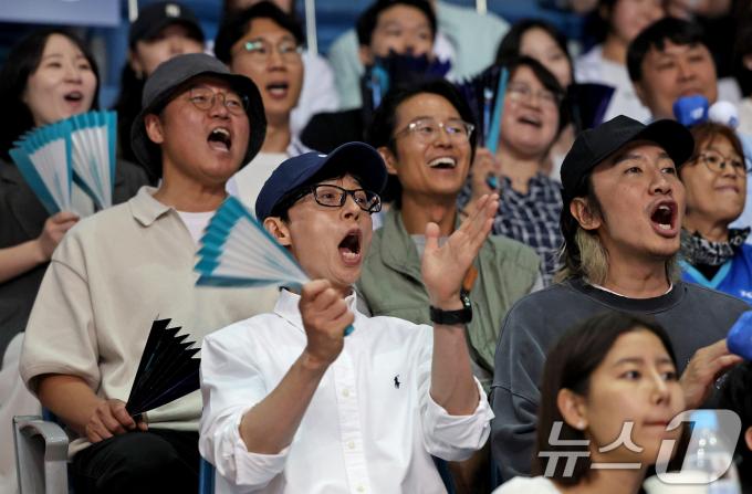 [사진] 김연경 국대 은퇴경기 찾은 유재석