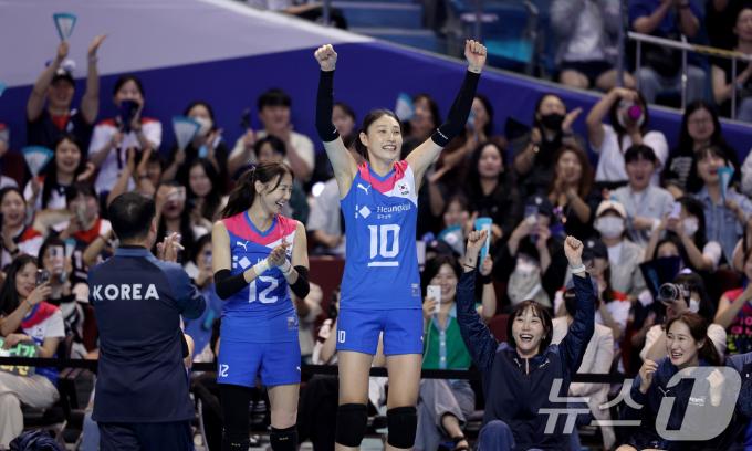 [사진] 김연경 '아이처럼 펄쩍'