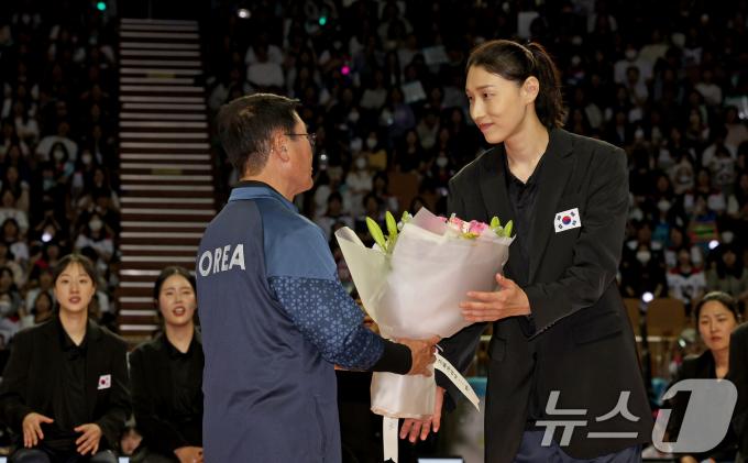 [사진] 은퇴 꽃다발 받는 김연경