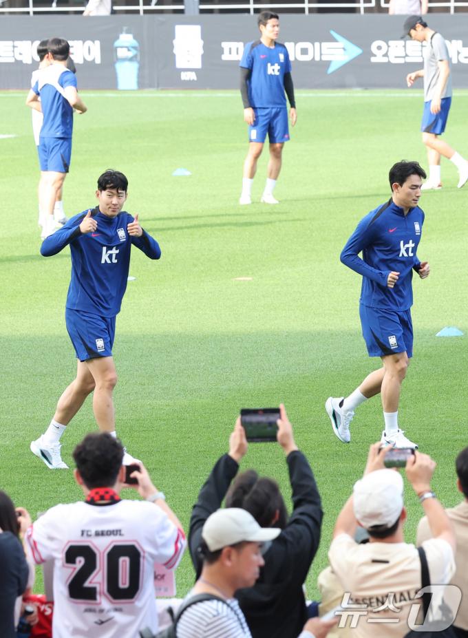 [사진] 손흥민 '팬들이 최고입니다'