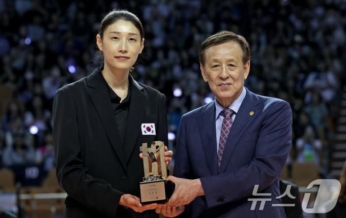 [사진] 은퇴패 받는 김연경