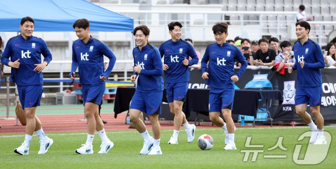 [사진] 밝은 표정으로 훈련하는 대표팀