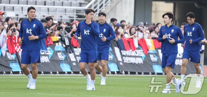 [사진] 가볍게 훈련 시작하는 대표팀