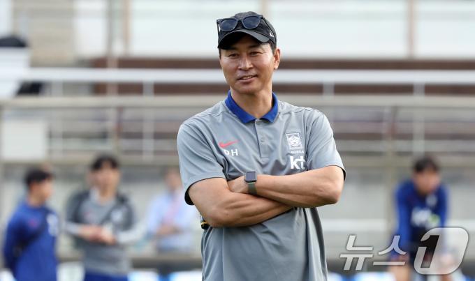 [사진] 훈련주시하는 김도훈 감독