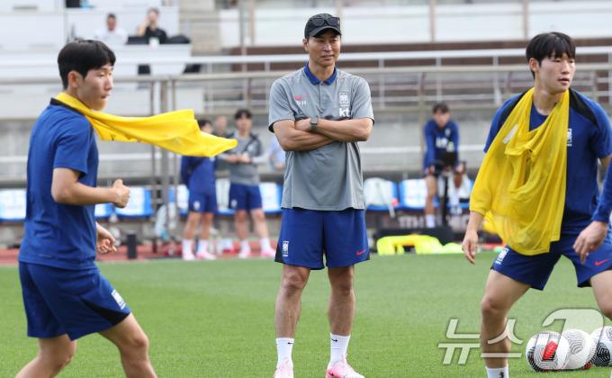 [사진] 훈련지켜보는 김도훈 감독