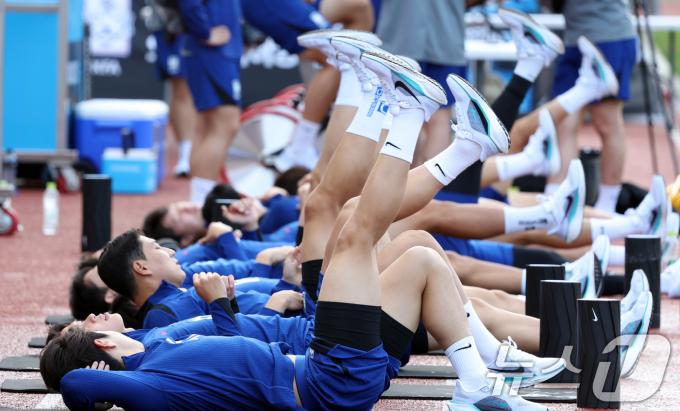 [사진] '중국전 어느 발에서 골 나올까'