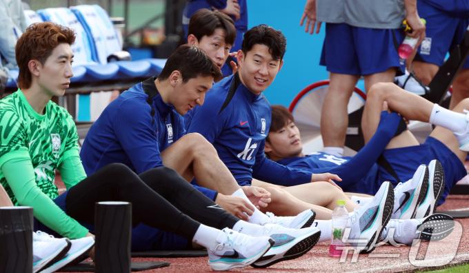 [사진] 스트레칭으로 훈련시작하는 대표팀