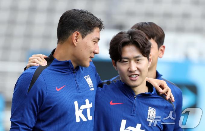 [사진] 어깨동무 대화하는 이강인·주민규