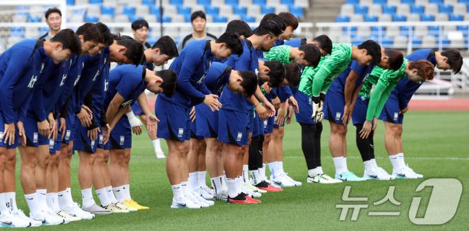 [사진] 팬들에게 인사하는 대표팀