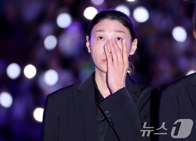 8일 오후 서울 송파구 잠실실내체육관에서 열린 KYK INVITATIONAL 2024에서 김연경이 국가대표 은퇴식 중 눈시울을 붉히고 있다. 2012 런던 올림픽과 2020 도쿄 올림픽 준결승 진출을 이끈 김연경은 이날 경기를 끝으로 국가대표를 은퇴하고 오는 9일 세계 여자배구 올스타전 이벤트 경기를 갖는다. 2024.6.8/뉴스1 ⓒ News1 장수영 기자